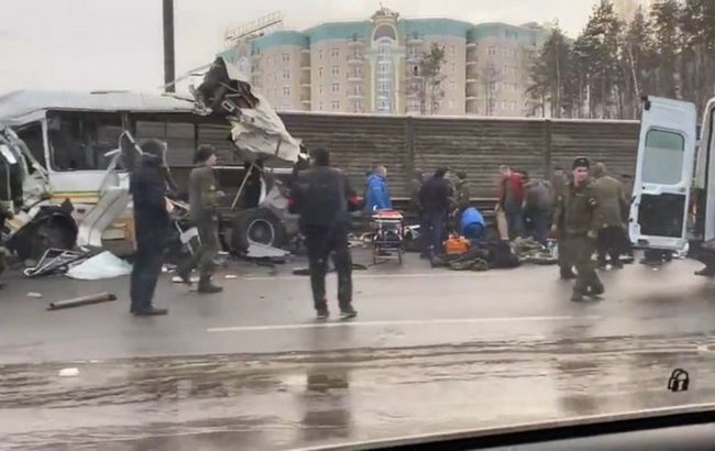 У Росії вантажівка протаранила армійську колону, загинули четверо військових