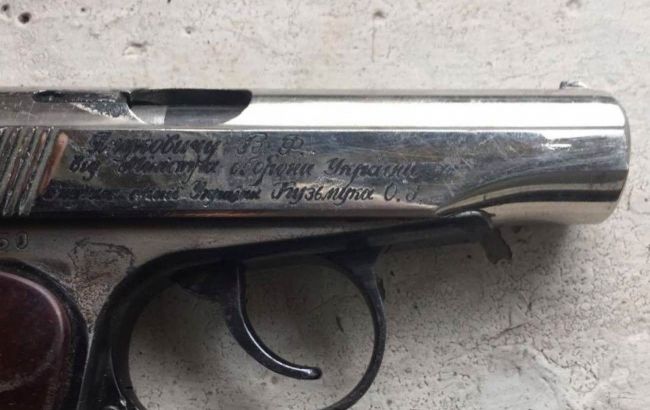 У Києві за торгівлю наркотиками затримано поліцейського з пістолетом Януковича