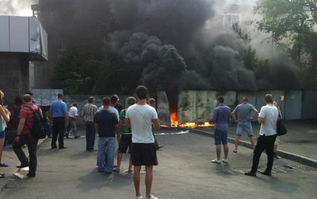 В Киеве возле метро "Лукьяновская" возник пожар