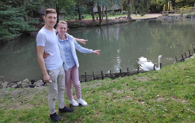 Пара из Одессы спасла лебедя во Львове: крючок зацепился за шею