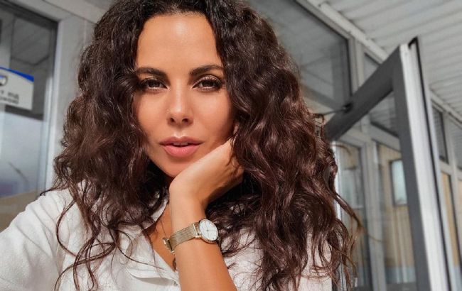 С мокрыми волосами и без макияжа: Настя Каменских показала свой завтрак