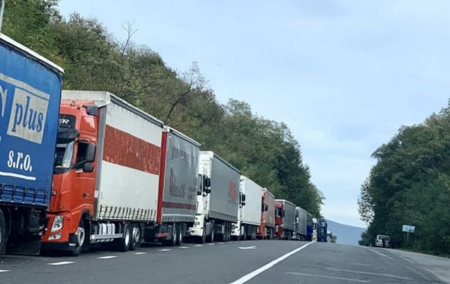 На границе со Словакией образовалась значительная очередь грузовиков