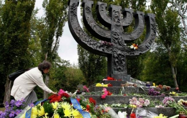 Кличко: "В Киеве должен быть мемориал памяти жертв Холокоста"