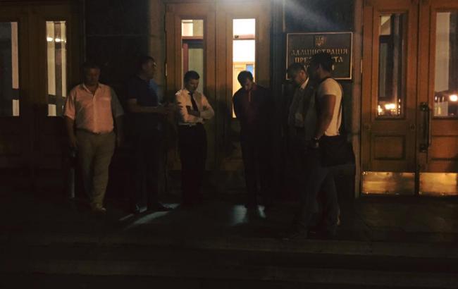 Депутати Радикальної партії під АПУ вимагають зустрічі з Порошенко