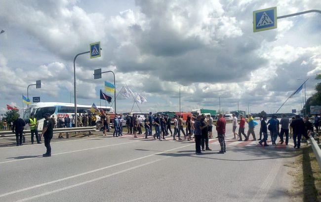 Под Житомиром перекрыли трассу Киев-Чоп, пропускают только экстренные службы