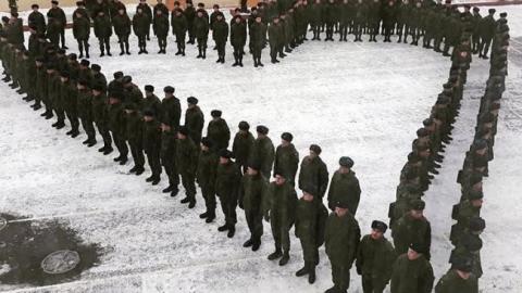 День святого Валентина: в Харкові гвардійці вишикувалися у формі серця (фото)