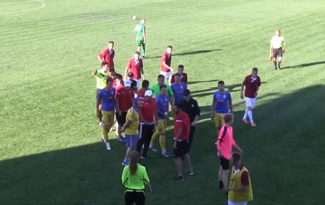 Догралися: в Ужгороді посеред матчу футболісту зламали щелепу (відео)