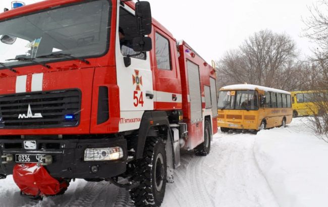 У Дніпропетровській обл. рятувальники витягли зі снігового замету автобус зі школярами