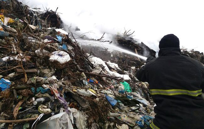 В Львівській області ліквідували пожежу на стихійному сміттєзвалищі