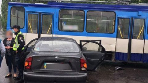 В Ровно Lanos въехал в троллейбус, есть пострадавшие