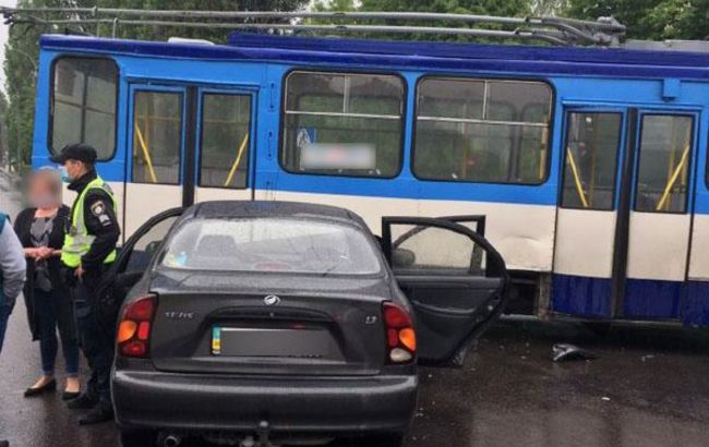 У Рівному Lanos в'їхав у тролейбус, є постраждалі