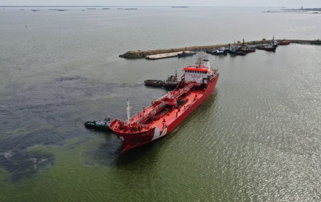 В порт Очакова прибыло 3,5 тыс. тонн битума для ремонта дорог по "Большой стройке"