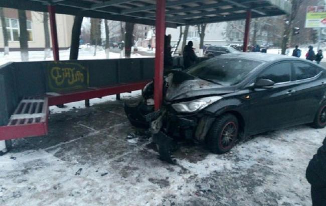 У Києві авто врізалося у зупинку громадського транспорту