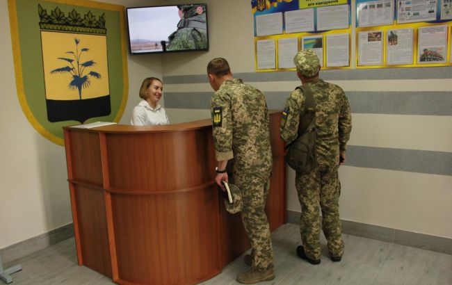В Мукачево люди в военной форме "упаковали" мужчину, ТЦК проводит проверку