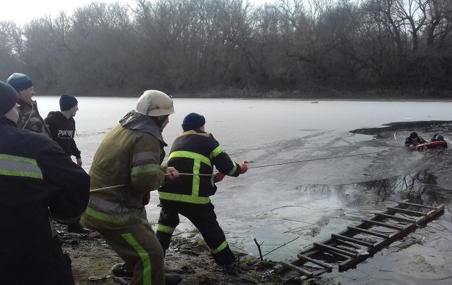Водолазы нашли тело третьего рыбака с перевернувшейся в Черном море лодки