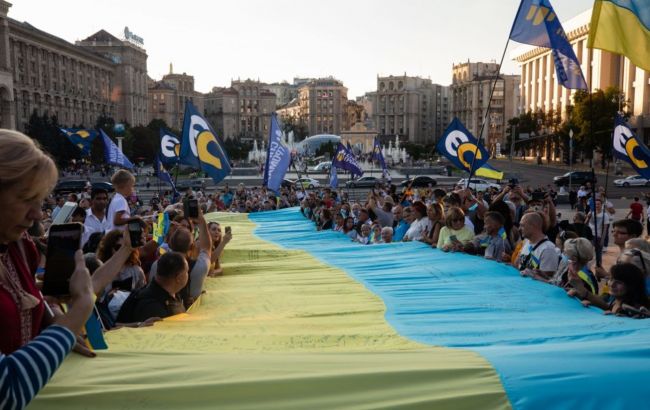 Наш флаг объединяет украинцев по всему миру, - Порошенко