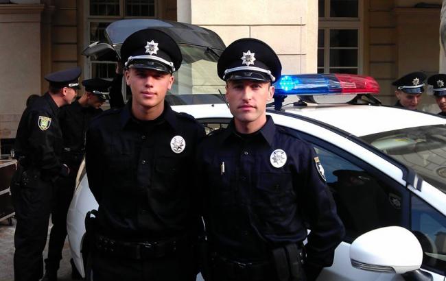 Львівські поліцейські врятували пасажирів затопленої маршрутки