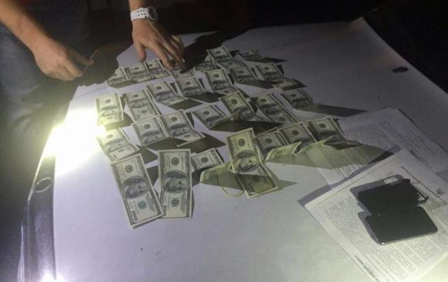 Двох прокурорів-хабарників з Харківської обл. звільнили і заарештували