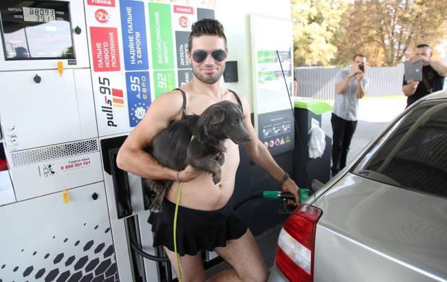 На новой столичной заправке устроили пляжную вечеринку