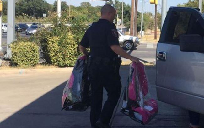 Служити і захищати: у США поліцейські замість штрафу зробили подарунок багатодітному батькові