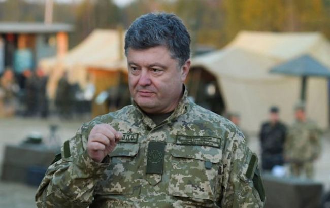 Украина танками и БТРами бьет по безработице, - Порошенко