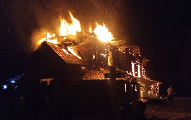 На Прикарпатье сгорела старинная церковь: спасатели показали жуткое видео