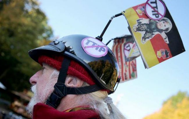 Десятки тисяч людей протестують у Берліні проти зони вільної торгівлі ЄС-США