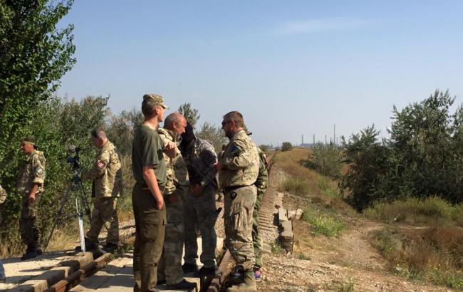 Активисты заблокировали ж/д пути к заводу Фирташа в Крыму