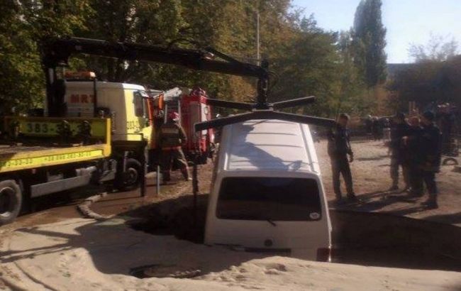 В Киеве на Лесном массиве под землю провалился автомобиль