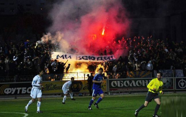 "Динамо" и "Шахтер" наказали за баннеры болельщиков