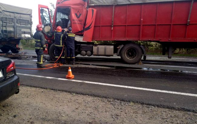 Під Миколаєвом зіткнулися кілька вантажівок і легкових авто, є постраждалий