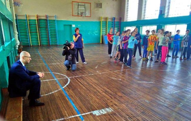 Арсений Яценюк столкнулся с реальностью в школьном спортзале