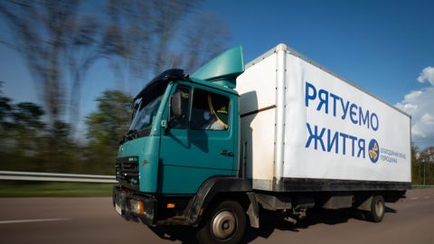 У Порошенко передали 115 тысяч защитных костюмов для медиков с начала пандемии