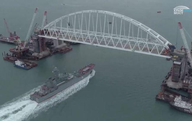 В сети высмеяли Керченский мост, под которым проплыл советский корабль с оркестром (видео)