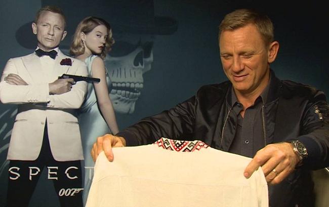 Дэниелу Крейгу подарили украинскую вышиванку