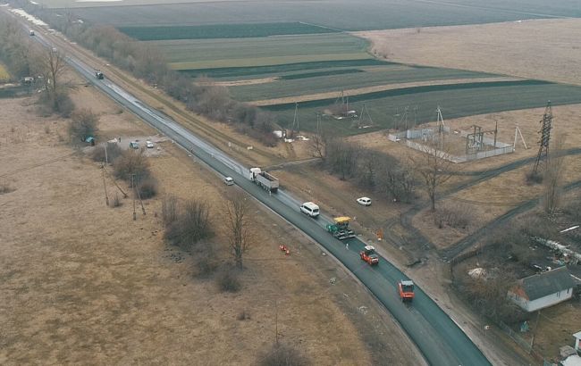 У Тернопільській області в рамках "Великого будівництва" ремонтують дорогу до Карпат та мости