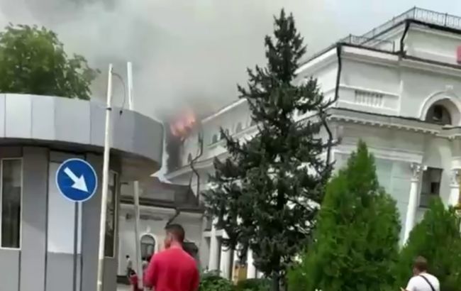 У Донецьку горить залізничний вокзал. Окупанти кажуть, через обстріл