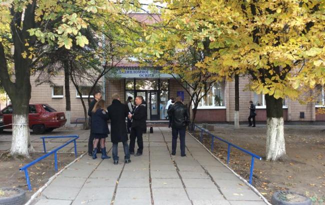 Избирательный участок в центре Запорожья блокировали неизвестные