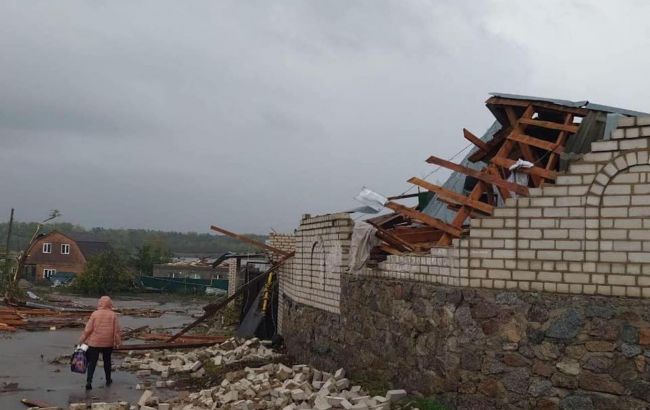 У Кропивницькому в кількох будинках зруйновані дахи та стіни через вітер