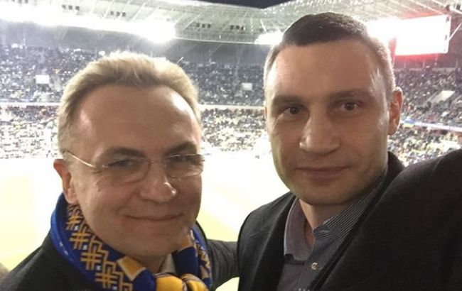 Кличко і Садовий разом вболівають за збірну України у Львові