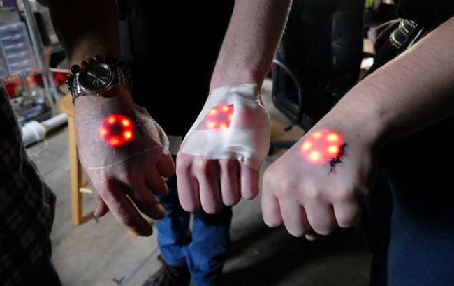 Биохакеры вживили себе под кожу имплантаты со светодиодами