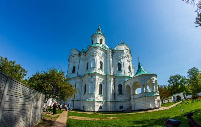 Шедевральний собор посеред глушини: унікальне місце під Києвом, яке дарма оминають туристи