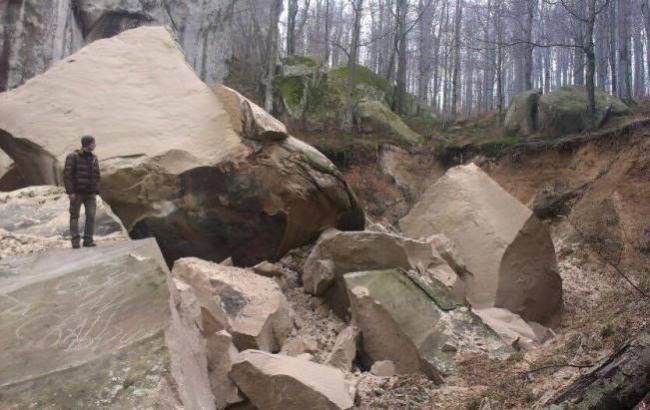 На Івано-Франківщині обвалилася одна зі скель Довбуша