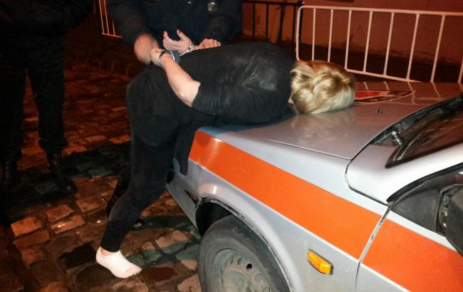 У Львові п'яні відвідувачки нічного клубу побилися з поліцією