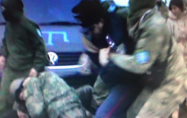 У сутичці між силовиками і учасниками блокади Криму поліцейський отримав ножове поранення