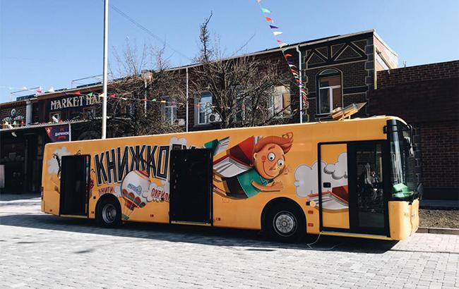По Киеву начала ездить первая библиотека в автобусе