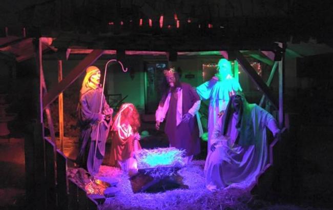 Американская семья установила зомби-вертеп к Рождеству