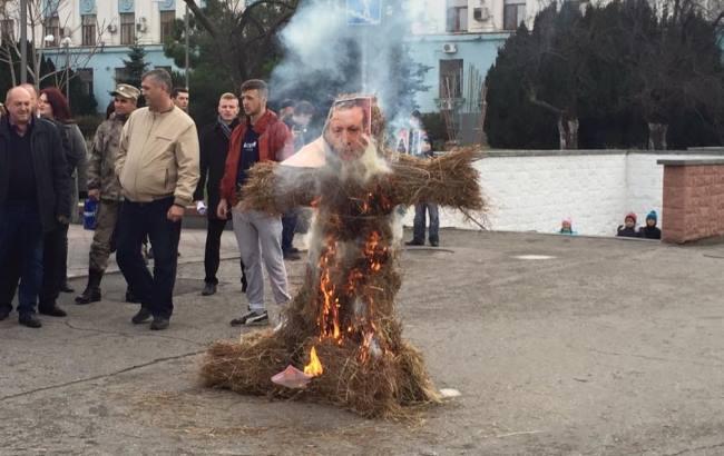 Жители Симферополя сожгли чучело президента Турции на площади Ленина