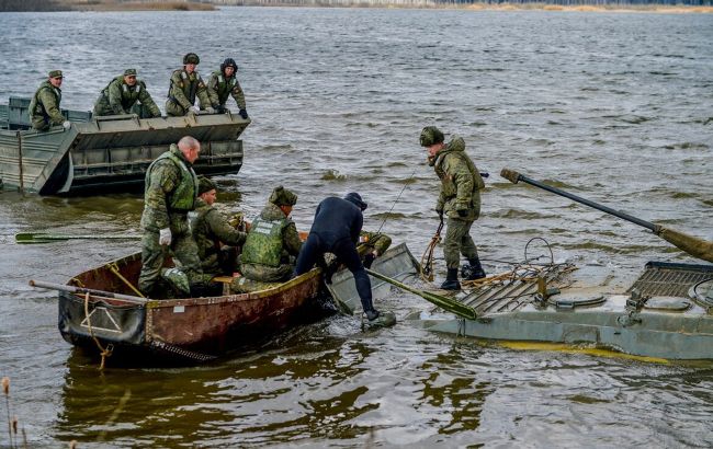 Українські воїни точним ударом знищили човен з окупантами (відео)