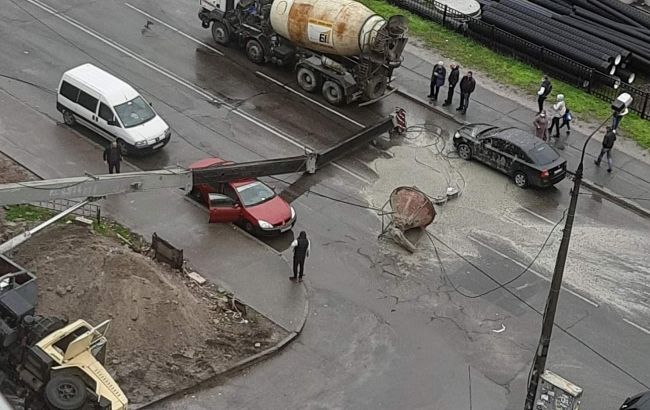 НП у Києві: біля метро впав будівельний кран посеред вулиці (відео)